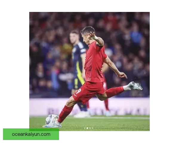 波兰莱万持续保持高效状态，成为百球射手的荣耀选择。